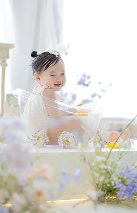 ミルクバスで笑顔を見せる赤ちゃん