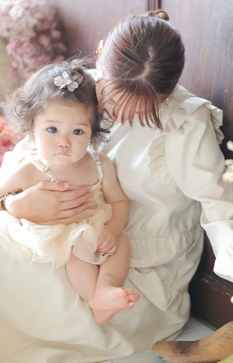 お母さんに抱かれた1歳の女の子