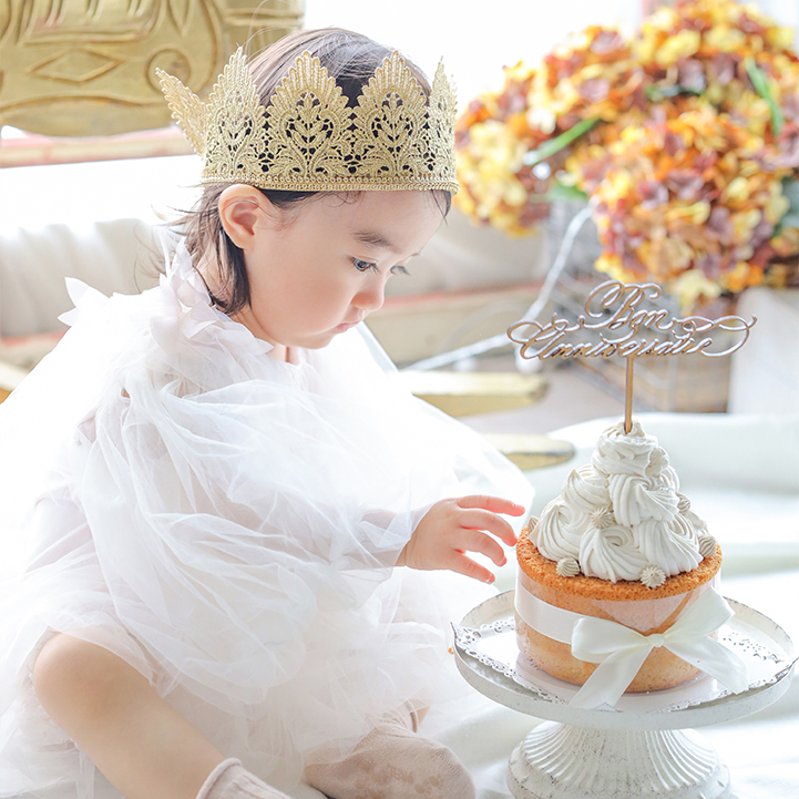 ケーキに手をのばす1歳の赤ちゃんのスマッシュケーキ撮影
